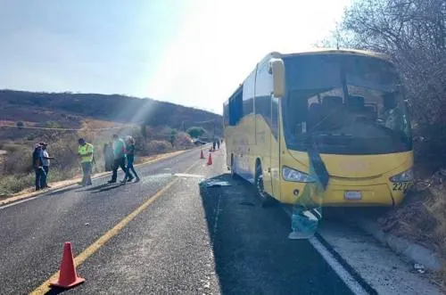 Suman 10 muertos por volcadura en Acatlán