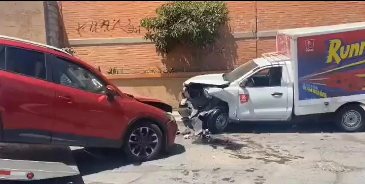 Ladrón se estampa mientras intentaba huir de la policía en la Colonia Vicente Guerrero