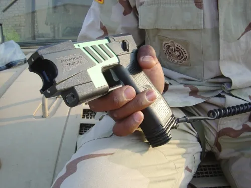 Pistolas paralizadoras eléctricas son para proteger la vida de los elementos de la policía