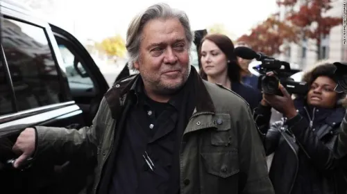 Fiscales federales acusan a Steve Bannon y a otros tres de fraude