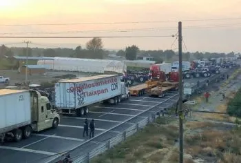 Bloqueo en la Puebla-Orizaba detona choque entre “El Toñín” y Gobernación; miles de automovilistas continúan varados