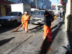 Ayuntamiento realiza pintado de señalización y limpieza