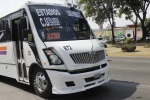 Piden empresarios reordenar transporte para reducir contaminación