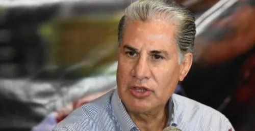 Alejandro Rojas se baja de la contienda por la dirigencia de Morena