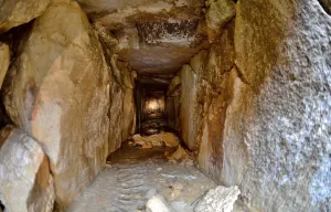Descubren sistema de canales bajo templo de Palenque
