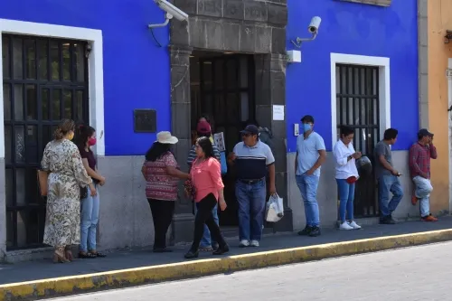 Poblanos, sin respetar el llamado del gobierno a usar cubrebocas; Cruz Roja inicia entrega de 3 mil