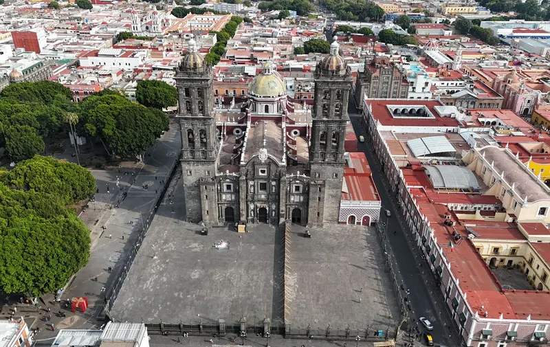 Gobierno estatal rehabilita atrio de la Catedral de Puebla para conservar su valor histórico