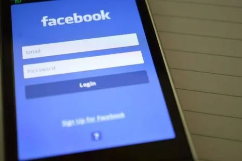 Facebook reconoce “contradicciones” en sus políticas de contenido ofensivo