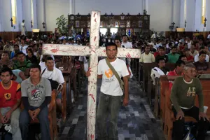 Migrantes denuncian extorsiones de policías durante viacrucis