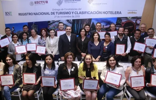 Entrega Gobierno de Puebla 63 constancias federales a prestadores de servicios turísticos