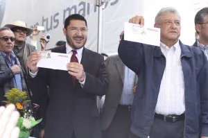 Rinde protesta AMLO como líder del CEN Morena