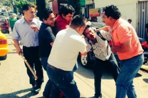 Pelean entre maestros y se llevan rehenes; CNTE embiste contra la reforma