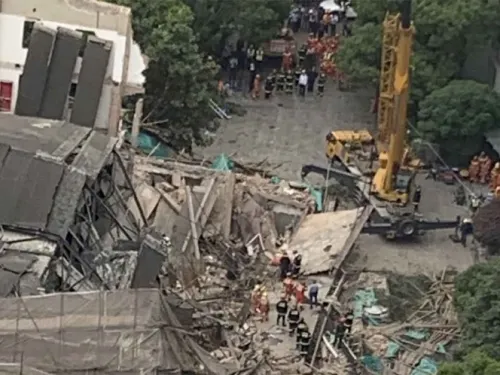 Colapso de edificio en China deja a menos nueve personas atrapadas