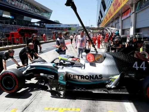 Sancionan a Hamilton por bloquear a Raikkonen