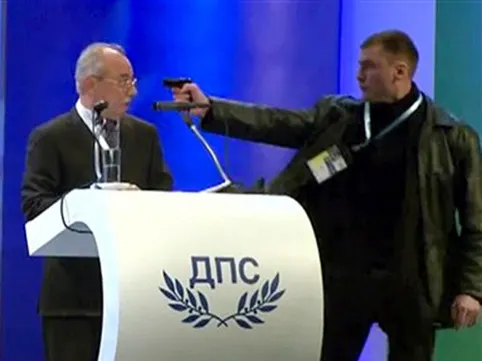 Detienen a sujeto que encañonó a político búlgaro