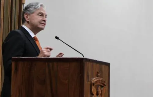 Preocupan los riesgos que se corren con el populismo económico en el país: Derbez