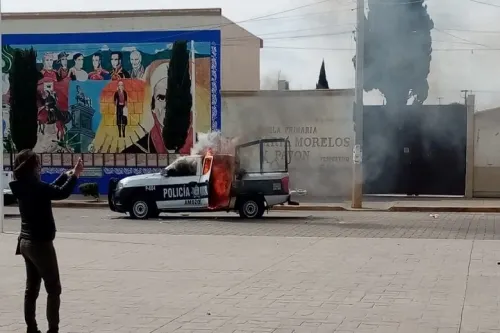 Pobladores de Amozoc se enfrentan con policías y queman patrullas