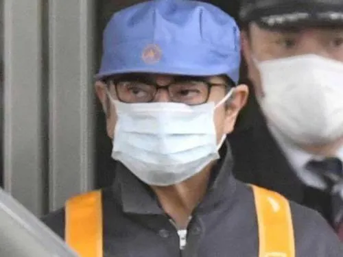Expresidente de Nissan queda libre tras pagar fianza
