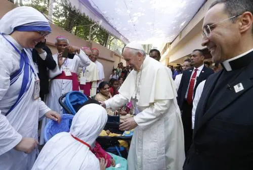 Papa Francisco concluye su gira por Bangladesh