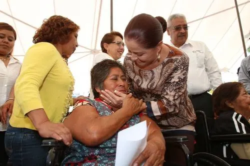 Dinorah López de Gali entrega apoyos a personas vulnerables en Tehuacán