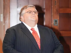 Carstens anticipa que seguirán las subastas de dólares