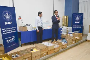 Entrega Alfonso Esparza Ortiz material a Biología