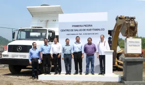 Alfredo de la Rosa coloca primera piedra de clínica en Hueytamalco