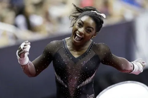 Simone Biles estrena “triple doble”; movimiento nunca antes visto en gimnasia