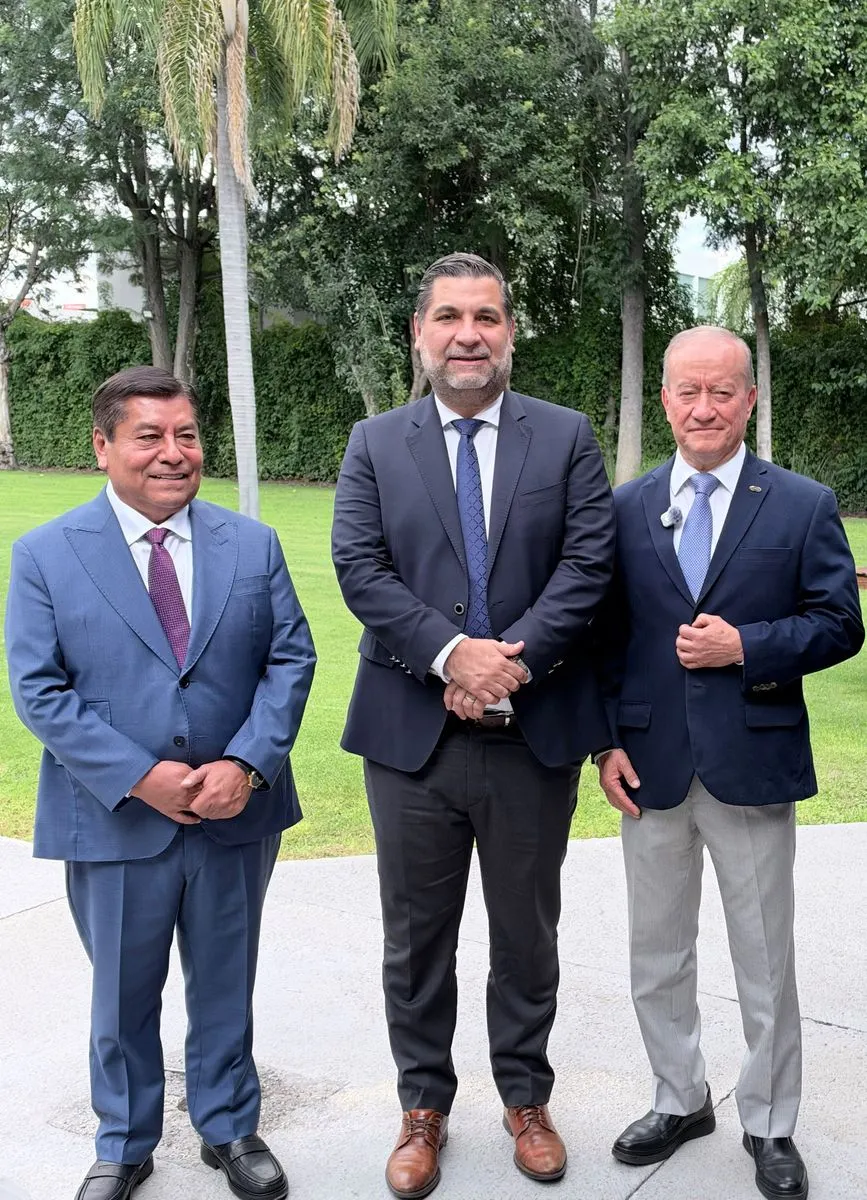 José Manuel Contreras de los Santos, secretario de Infraestructura del estado de Puebla; Luis Méndez Jaled, presidente nacional de la CMIC, y Raymundo del Valle Lafont, presidente de la CMIC Puebla. Foto: Especial