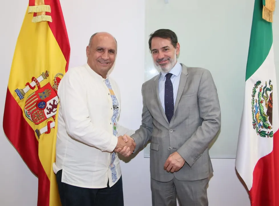 Víctor Gabriel Chedraui y Juan Duarte Cuadrado, titular de Desarrollo Económico y Trabajo y embajador de España en México