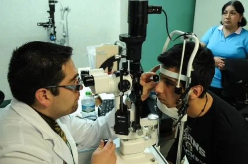 Lubricar los ojos constantemente evitará problemas en la salud visual: IMSS
