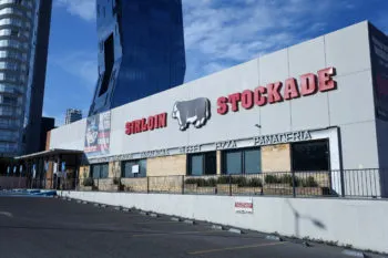 Clausuran Sirloin Stockade en Angelópolis por adeudos con Soapap y la CFE