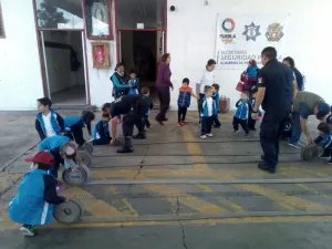 Alumnos de preescolar y maternal visitan a los bomberos