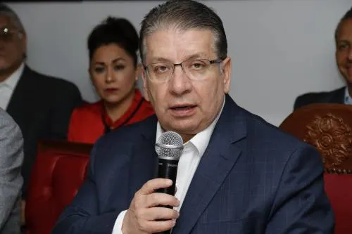 Renuncia Enrique Doger al IMSS; buscará la candidatura del PRI a Casa Puebla