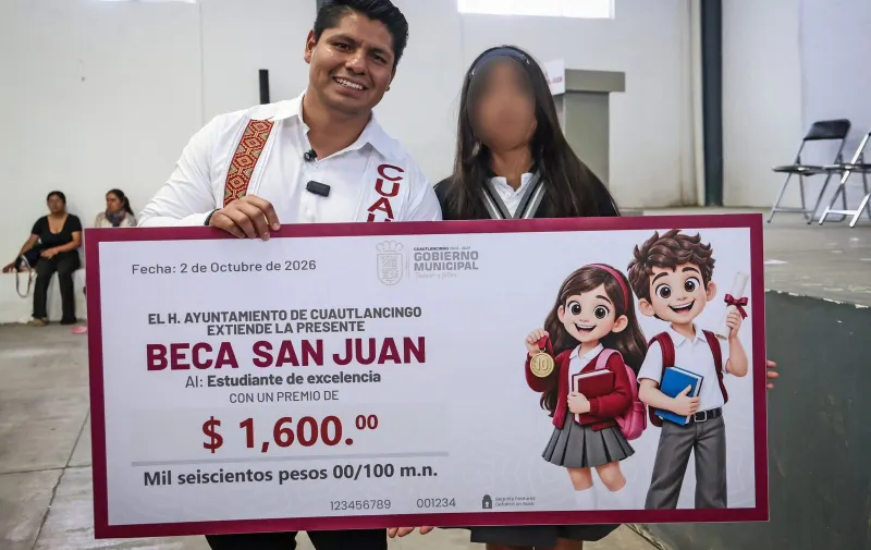 Cuautlancingo reconoce a 63 estudiantes con promedio de 10 y entrega Becas San Juan