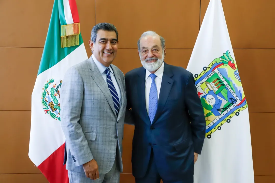 Sergio Salomón Céspedes y Carlos Slim, gobernador de Puebla y empresario, respectivamente