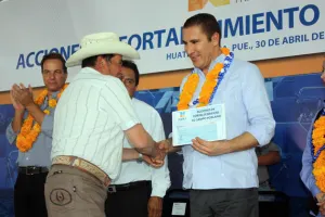 Avanza mejoramiento de infraestructura en la Mixteca y región centro del estado