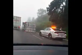 Volcadura de tráiler provoca cierre parcial en la autopista Puebla-Orizaba