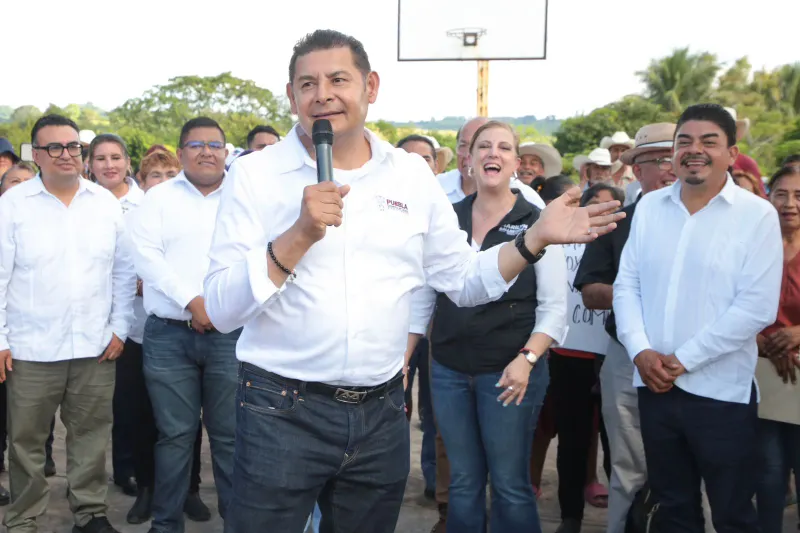 Con módulos de maquinaria, se rehabilitan y construyen carreteras en Tenampulco: Armenta