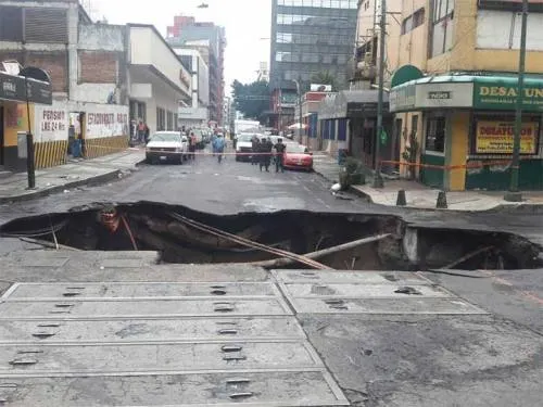 VIDEO: Se abre socavón a media cuadra de Paseo de la Reforma, en la CDMX