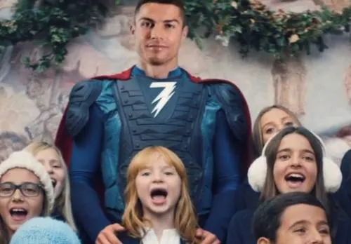 Cristiano Ronaldo anuncia la llegada de la Navidad vestido de Mazinger Zeta