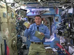 Astronautas festejan Día de acción de gracias en el espacio