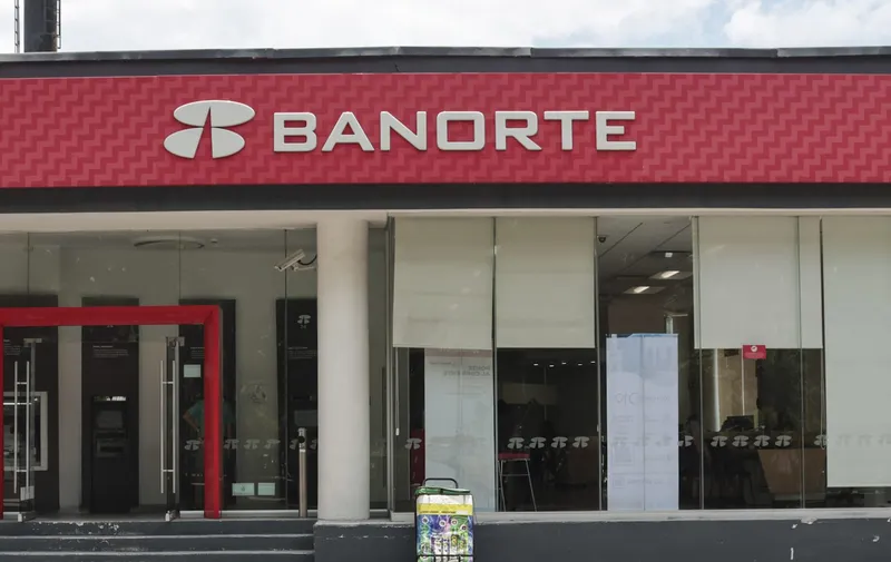 Seis sujetos armados asaltan a cuentahabiente en Plaza Loreto; roban 600 mil pesos
