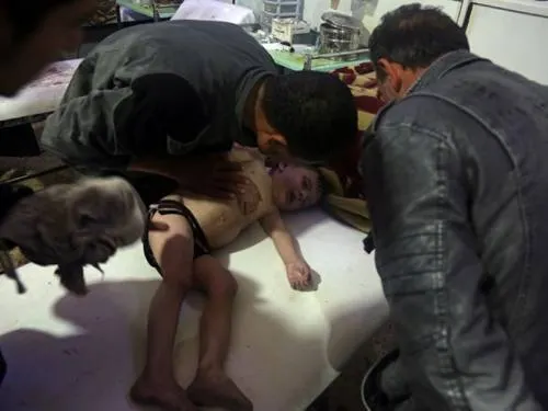 Expertos recogen muestras de supuesto ataque químico en Siria