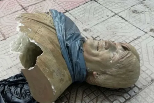 Con martillazos, retiran busto de Evo Morales en coliseo de Bolivia