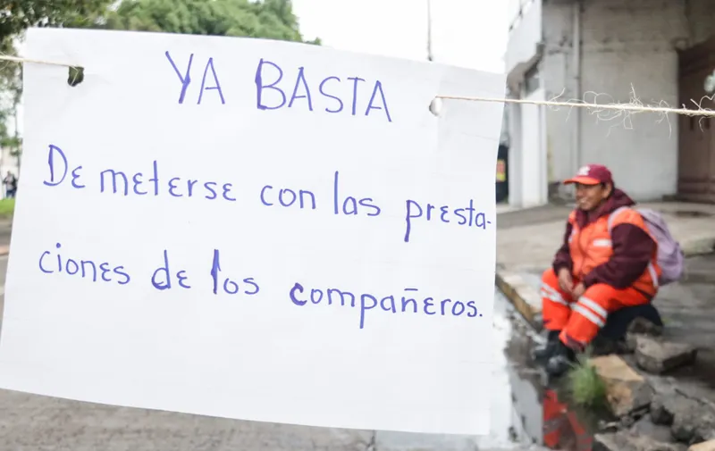 "Naranjitas" bloquean bulevar Valsequillo y exigen pago de bono atrasado 