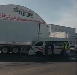 VIDEO Combi del transporte público se estampa contra tráiler en la Puebla-Tlaxcala