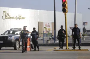 Cierra el centro comercial Angelópolis ante amenazas de saqueo