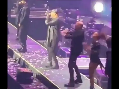 Rapero Wisin cae del escenario durante un concierto en Texas