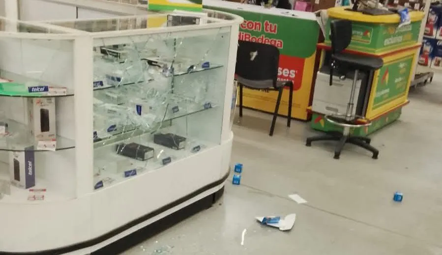 Asalto con violencia a Bodega Aurrerá resulta en robo de cajas vacías de telefonía